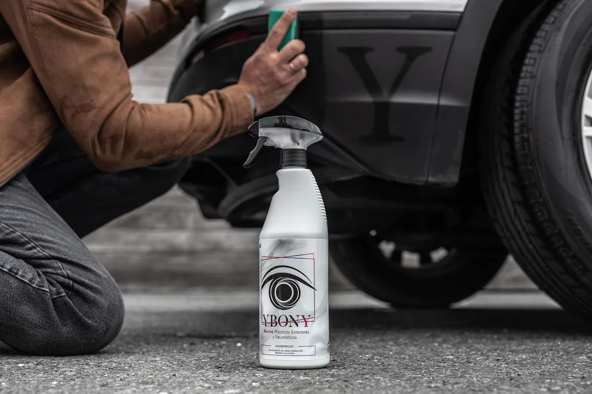 Sisbrill Ybony, Rénove, répare et restaure Les Plastiques détériorés ou blanchâtres - Ravive Les pneus - Apporte Un Ultra-Brillant - Résiste à la Pluie - 750 ML + 1 applicateur