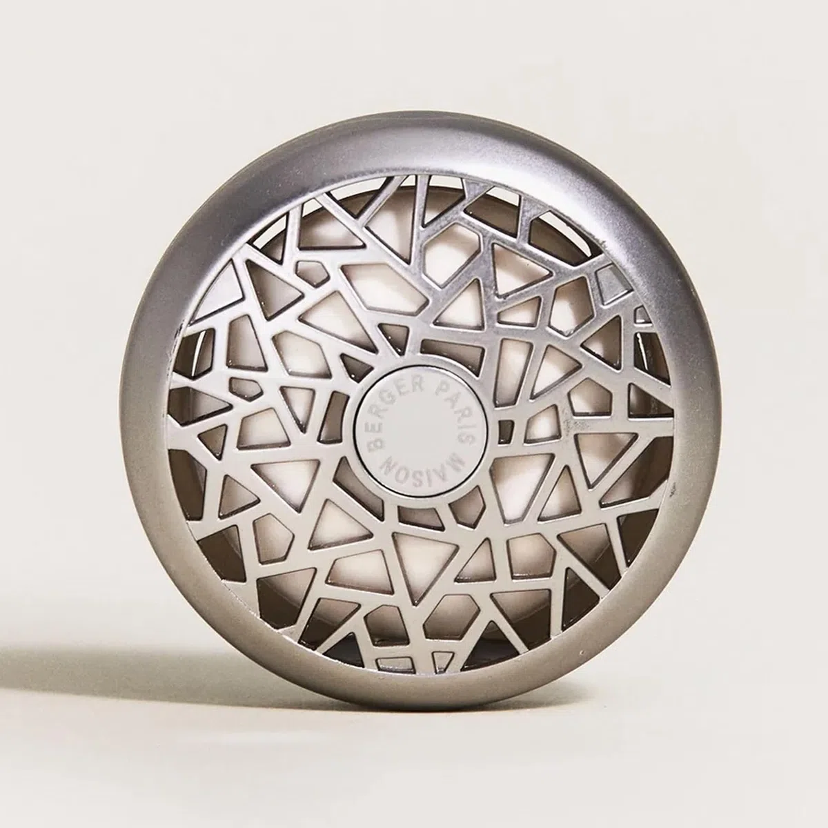 Maison Berger Diffuseur Voiture Parfumé – Clip Métal 4,5 cm avec Recharge Incluse, Fabrication Française – Clip Grille Aération – Jusqu’à 4 Semaines de Diffusion (Aroma Happy)