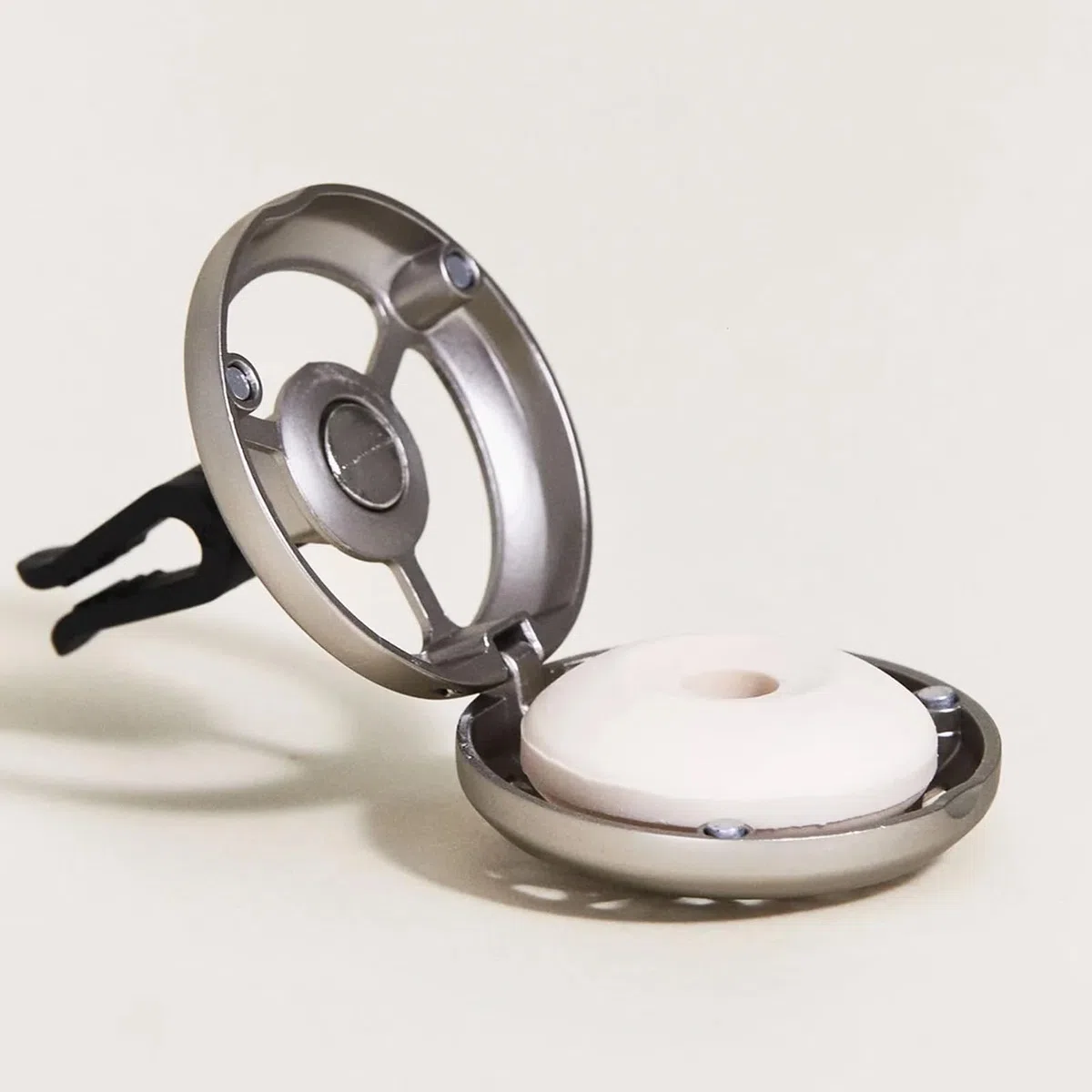 Maison Berger Diffuseur Voiture Parfumé – Clip Métal 4,5 cm avec Recharge Incluse, Fabrication Française – Clip Grille Aération – Jusqu’à 4 Semaines de Diffusion (Aroma Happy)
