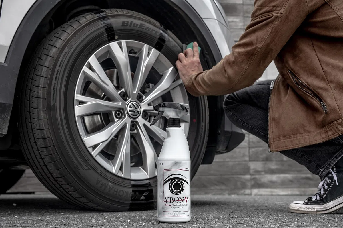 Sisbrill Ybony, Rénove, répare et restaure Les Plastiques détériorés ou blanchâtres - Ravive Les pneus - Apporte Un Ultra-Brillant - Résiste à la Pluie - 750 ML + 1 applicateur